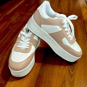 Size 8 platform sneakers, ideal for a themed party or cosplay!